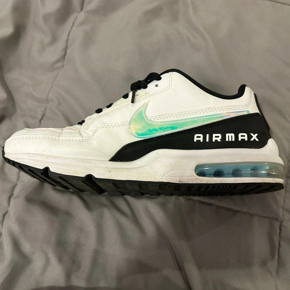 Nike White and Black Air Max Sneakers Classic Low-Top Design - Men’s US size 10 - Picture 2 of 5